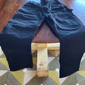 Brand new Carhartt cargo pants that are the loose original fit heavy duty 29X30